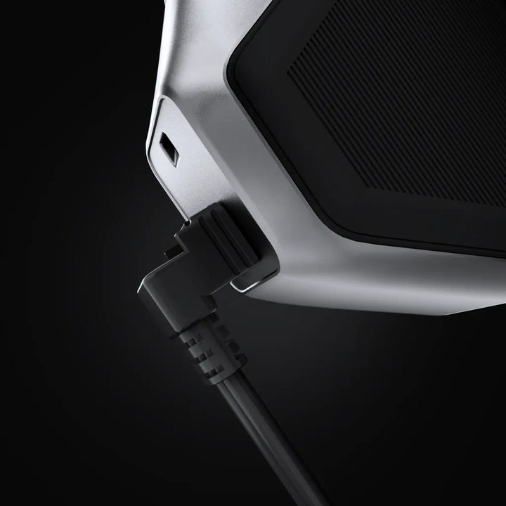 Revopoint MetroX 3D скенер, USB-C свързване към компютър, стабилно захранване.
